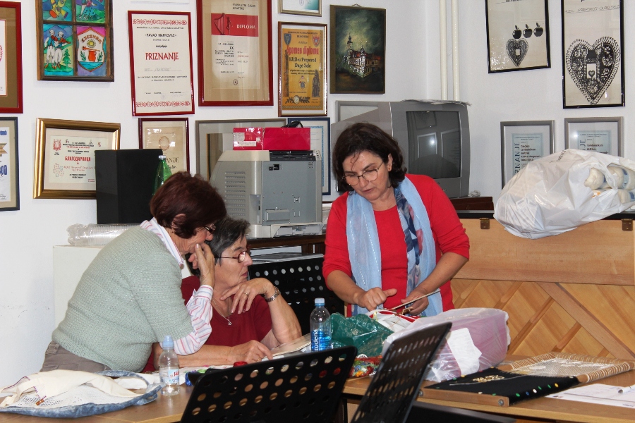 Radost življenja4 Voditeljica radionice Lj.Stanko pokazuje vezove