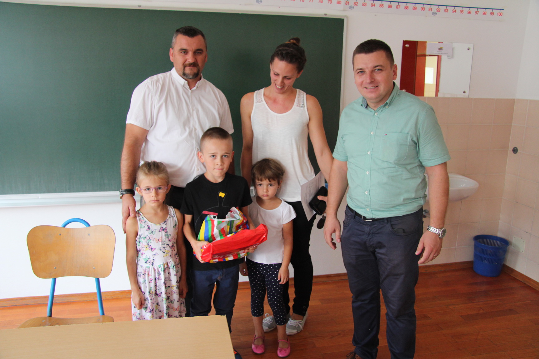 RUGVIČKIM OSNOVNOŠKOLCIMA STIGLI UDŽBENICI 1